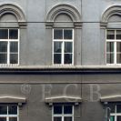 Klasicismus a empír: detail průčelí domu v Kněžské ulici č. 21; foto O. Sepp 1998.