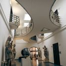 Architektura 2. poloviny 20. století a počátku 21. století: do moderně pojatých interiérů při rekonstrukci historické budovy radnice byly zakomponovány originály barokních alegorických soch od J. Dietricha, které původně zdobily atiku budovy; foto Nebe 2025.