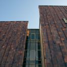 Architektura 2. poloviny 20. století a počátku 21. století: keramická fasáda budovy Muzea dělnického revolučního hnutí, postavené v duchu plastického brutalismu 1975; foto NEBE 2026.