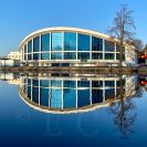 Architektura: moderní architektura plaveckého stadionu, který byl dokončen v roce 1971 dle projektu B. Böhma; foto Nebe 2021.