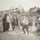 Atletika: vrh koulí, instruktáž na Sokolském ostrově v Českých Budějovicích 1928; SOkA.
