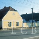 Borek: usedlost z dob počátků vsi při východní straně Pražské třídy; foto K. Kuča 1998.