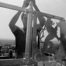 Černá věž: montáž korouhvičky na nejvyšším bodě Černé věže při rekonstrukci v 1. pol. 80. let 20. stol.; sbírka J. Dvořáka.