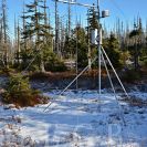 Český hydrometeorologický ústav: meteorologická stanice na vrchu Plechý, která od 2014 měří výšku sněhové pokrývky, teplotu vzduchu a sezónně v letním období také úhrny srážek; archiv ČHMÚ.