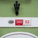 Číslování domů: tabulky s čísly orientačními a popisnými na domku u klášterní zdi dominikánského konventu v České ulici; foto Nebe 2020.