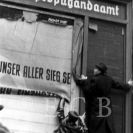 Druhá světová válka: odstraňování německých nápisů 5. 5. 1945; sbírka M. Pechy