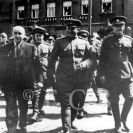 Druhá světová válka: R. Bureš, generál V. P. Sokolovskij a plukovník F. Vávra na náměstí Přemysla Otakara II., 10. 5. 1945; sbírka M. Pechy.