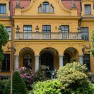 Dům dětí a mládeže v Českých Budějovicích: střední část severního průčelí budovy; foto Nebe 2020.