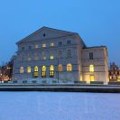 Dům kultury Slavie: průčelí budovy po rekonstrukci, únor 2026; Nebe 2026.