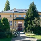 Eggertova vila: slouží od roku 1946 Jihočeské vědecké knihovně, vstup ze zahrady; Nebe 2026.