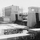 Elektrárny: nově postavená vodní elektrárna na Vltavě při stavidlovém Trilčově jezu u Gellertovy papírny, 1938; sbírka J. Dvořáka.