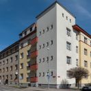 Funkcionalismus: blok nájemních domů Československé tabákové režie z 30. let 20. století v Havlíčkově kolonii; foto Nebe 2021.