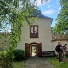 Gloriet: průchod Glorietem do nynější biskupské zahrady se zpřístupňuje na Den památek a výjimečně konané akce; foto Nebe 2023.