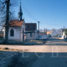 Hlinsko: pohled do návsi s kaplí od východu; foto K. Kuča 1998.