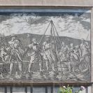 Havlíčkova kolonie: sgrafito Jana Hally Výlov rybníka na štítu bytového domu v Čechově ulici č. 28 s vyobrazením rybářů při práci (1954); foto Nebe 2020.