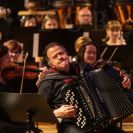 Hudba a hudební život: francouzský akordeonista Richard Galliano v doprovdu Jihočeské filahrmonie, 2023; archiv Jihočeská filharmonie.
