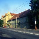 Husova třída: klasicistní budova původně zájezdního hostince U Zelené ratolesti a blok secesních školních budov kolem roku 1992; foto P. Šafr 1992.