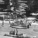 Jihočeské divadlo: první otáčivé hlediště z roku 1958 v zámecké zahradě v Českém Krumlově, foto Joan Brehms; archiv Michal Tůma.
