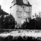 Jirsíkova ulice: hradební věž Manda ze 14. století, zbořena 1904, foto z přelomu 19. a 20. století; ze sbírek Jihočeského muzea v Českých Budějovicích.