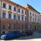 Justiční palác: hlavní vstup v ulici Zátkovo nábřeží; foto Nebe 2022.