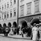 Korza: korzující společnost před hotelem Zvon na počátku 20. století; archiv Nebe.
