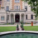 Lamezanova vila: vstupní průčelí s ozdobným bazénem v popředí, 1998; archiv Nebe.