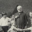 Lanna Adalbert ml.: společná fotka s vnoučaty. Zleva Oswald II. Trauttenberg, Wilhelm Enis, Adalbert Enis, Franciska Enis, Alexius Enis; archiv rodiny Trauttenberg.