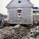 Mánesova ulice: přesun strážního domku koněspřežní železnice při rozšiřování Mánesovy třídy; foto P. Šafr 1977.