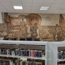 Muzea: mozaika s názvem Motivy jihočeské krajiny (1975) od V. Boukala a K. Březiny v přízemí Muzea dělnického revolučního hnutí (dnes Jihočeská vědecká knihovna), výzdoba interiéru budovy vzešla z výtvarné soutěže vypsané 1972; foto Nebe 2026.