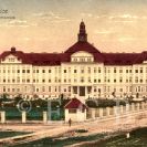 Nemocnice: budova z let 1912—1913 na Lineckém předměstí; sbírka D. Kováře.