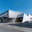 Nádraží (autobusové): dopravně obchodní centrum Mercury s originálním umístěním autobusového nádraží na střeše budovy; foto Nebe 2021.