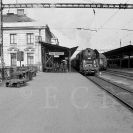 Nádraží (železniční): parní lokomotiva na prvním nástupišti nádraží; foto P. Šafr 1970.