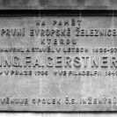 Pamětní desky: deska určená staviteli F. A. Gerstnerovi, umístěná u strážního domku koněspřežní železnice; archiv NPÚ.