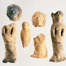 Pražská třída: zlomky keramických plastik, zřejmě hraček, z poloviny 14.—15. století; ze sbírek Jihočeského muzea v Českých Budějovicích.