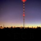 Radiokomunikace: 175 m vysoký stožár vysílače z roku 1978, který je postaven v Husově kolonii; foto Nebe 2021.