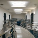 Radnice: interiér po rekonstrukci harmonicky kombinuje historické prvky s moderními prosklenými světlíky a kovovými konstrukcemi ochozů; foto Nebe 2025.