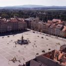 Radnice: pohled na radnici s okrovou fasádou a náměstí Přemysla Otakara II. z Černé věže; foto P. Šafr 1983.