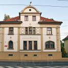Rechtsova vila: jižní průčelí bez původního rizalitu se schodištěm, který musel ustoupit výstavbě komunikace; foto Nebe 2026.