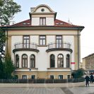Rechtsova vila: pohled ze západní strany na dva půlválcové rizaity s balkony; foto Nebe 2026.