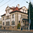 Rechtsova vila: vstupní schodiště na východní straně stavby; foto Nebe 2026.