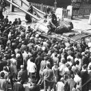 Rok 1968: tank okupační armády v obležení lidí na nábřeží Malše; sbírka J. Dvořáka.
