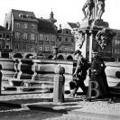 Chudina: vandrák odváděný od Samsonovy kašny městským strážníkem, 1935; foto ze sbírky J. Dvořáka.
