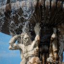 Samsonova kašna: socha atlantů nesoucí kamennou mušli; foto Nebe 2020.