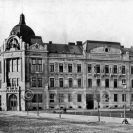 Secese: Okresní dům na Lidické třídě č. 2 s původním průčelím; podle České Budějovice 1928.