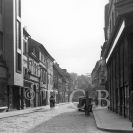 Široká ulice: průhled od obchodního domu Brouk a Babka, 30. léta 20. století; ze sbírek Jihočeského muzea v Českých Budějovicích.