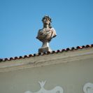 Sochařství: kamenná busta na atice domu č. 11 na náměstí Přemysla Otakara II. přisuzovaná J. Dietrichovi; foto Nebe 2020.