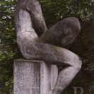 Sochařství: pískovcová socha Gymnastka (1981) od Karla Hyliše v ulici Na Sádkách před východním průčelím sportovní haly Jihočeské univerzity; podle Panny a labutě, 2020.