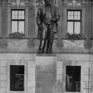 Sochařství: původní Zátkův pomník od Bohumila Kafky (1878—1942), umístěný v ose radnice; sbírka J. Dvořáka.