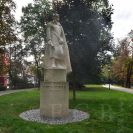 Sochařství: socha Přemysla Otakara II. od Františka Postla, umístěná v roce 2015 u příležitosti 750. výročí města v parku Na Sadech; foto Nebe 2019.
