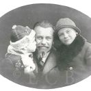 Veselý Jindřich: foto s dětmi; podle knihy Cífka Stanislav, Jindřich Veselý tvůrce moderního českého loutkářství, 1986.